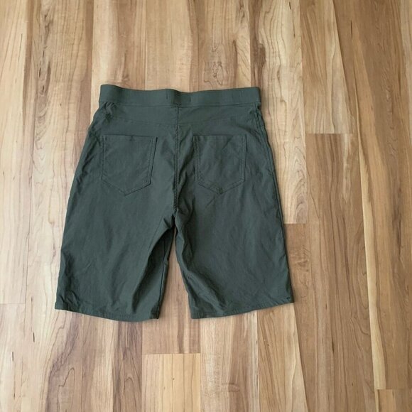 Tahari Green Pull On Bermuda Shorts Size Medium Stretch Pockets - Picture 5 of 7